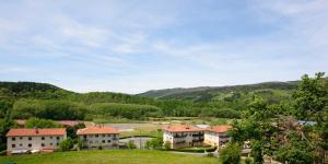 un village dans les montagnes avec des maisons et des arbres dans l'établissement Aginaga Hotela, à Usurbil