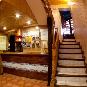 una escalera que conduce a una tienda con una escalera en Hotel Sarao, en Escarrilla