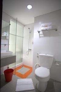 La salle de bains est pourvue de toilettes, d'un lavabo et d'une douche. dans l'établissement Wanadu Residence, à Tangerang