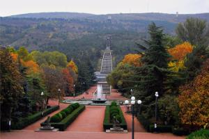 un parque con una fuente y un monumento en la distancia en Piccolo Casa Bella Hotel en Tiflis