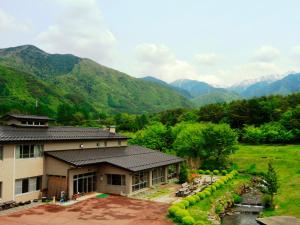 木曽町にある木曽文化公園 宿泊施設 駒王の山を背景にした建物