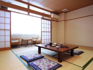 木曽町にある木曽文化公園 宿泊施設 駒王のテーブルとマット2枚が備わる部屋
