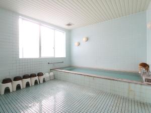 木曽町にある木曽文化公園 宿泊施設 駒王のバスルーム(スイミングプール、トイレ付)