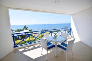 ein Esszimmer mit Blick auf den Strand in der Unterkunft Thunderbird Resorts - Poro Point in San Fernando