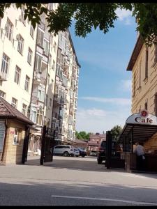 エッセントゥキにあるАпартаменты на улице Ленина 14Бの建物前のガレージに立っている男