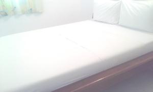 阿比让Residence Belle Vue Palmeraie的一间房间里一张白色的床铺的壁橱