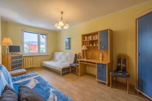 Televízia a/alebo spoločenská miestnosť v ubytovaní Apartament Sniezna Sowa