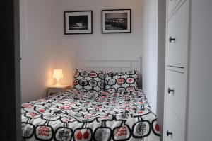 ソポトにあるApartament Przystan Sopotのベッドルーム1室(ベッド1台、白黒のベッドカバー付)