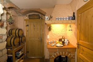 マイセンにあるHotel Schlossbergの小さなキッチン(カウンター、暖炉付)