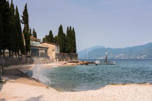 a water fountain in the middle of a body of water at Ortaglia B2 in Torri del Benaco