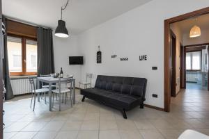 een woonkamer met een bank en een tafel bij Ortaglia B2 in Torri del Benaco