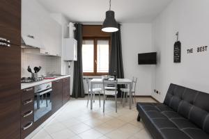een keuken en eetkamer met een tafel en stoelen bij Ortaglia B2 in Torri del Benaco