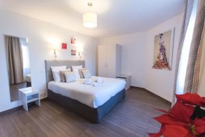 1 dormitorio con 1 cama grande en una habitación en Hôtel CasaBella, en Mouans-Sartoux