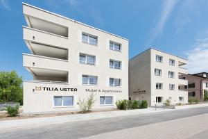 uma imagem de um edifício com uma tula uber em Hotel Tilia em Uster