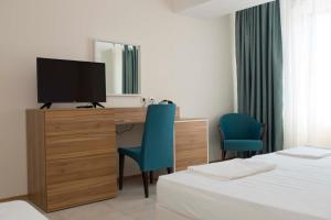 TV a/nebo společenská místnost v ubytování Ema Hotel
