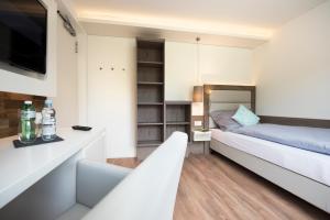 Rúm í herbergi á Hotel Tilia