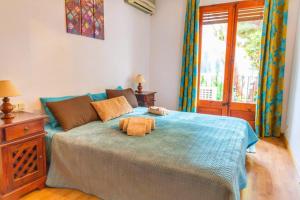 Postel nebo postele na pokoji v ubytování 3 bedroom Apartment with private garden on top location Sitges centre beach