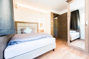 Rúm í herbergi á Hotel Tilia