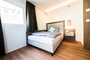 Rúm í herbergi á Hotel Tilia