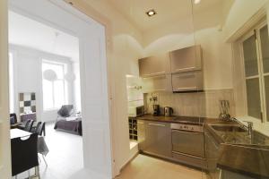 uma cozinha com electrodomésticos de aço inoxidável e uma sala de estar em Downtown Deluxe em Budapeste