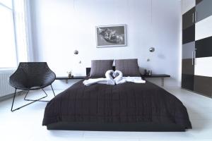 מיטה או מיטות בחדר ב-Downtown Deluxe