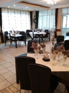 ブシュテニにあるPensiune Restaurant Sfinxのダイニングルーム(テーブル、椅子、窓付)