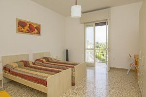 Appartamento San Felice vista lago tesisinde bir odada yatak veya yataklar