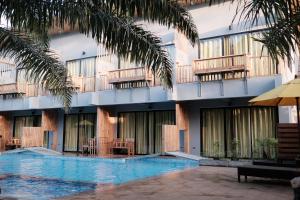 Der Swimmingpool an oder in der Nähe von Le Pes Villas