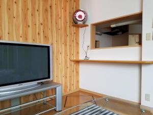 A television and/or entertainment centre at Villa M Guesthouse