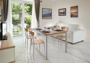 una sala da pranzo con tavolo e sedie di Residence Hamilton a Riccione