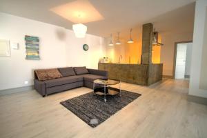 ein Wohnzimmer mit einem Sofa und einem Tisch in der Unterkunft Jardines de Andalucia in Marbella