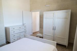 A bed or beds in a room at Masseria 25 Anni