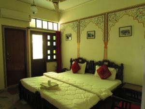 Una cama o camas en una habitación de Vinayak Guest House