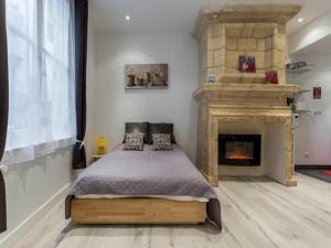 1 dormitorio con 1 cama y chimenea en Appart Cozy / Quartier St Pierre en Burdeos