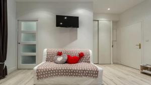 Appart Cozy / Quartier St Pierre في بوردو: غرفة معيشة مع أريكة عليها حشرتين محشوتين