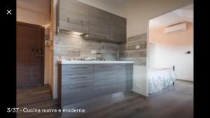 トリノにあるMansarda In Borgo Doraのベッドルーム1室(ベッド1台付)、キッチン(カウンター付)