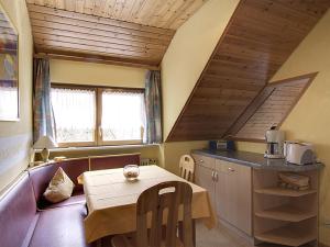 une cuisine avec une table, une table et un comptoir dans l'établissement Gasthaus Zur Linde, à Oberharmersbach