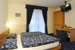 Hotel Tyrolia tesisinde bir odada yatak veya yataklar