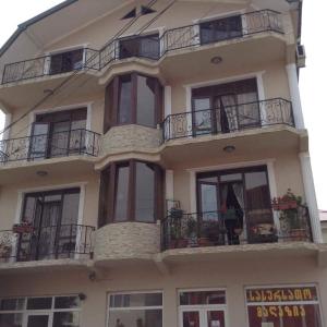 un edificio alto con ventanas y balcones. en Hotel Chaika, en Kobuleti