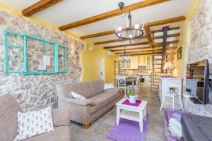 salon z kanapą i stołem w obiekcie Holiday House Kate w mieście Čižići