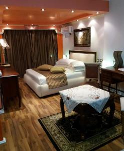 Cette chambre comprend deux lits et un bureau. dans l'établissement Hotel Villa Fernando Tirana, à Tirana