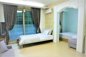 Postel nebo postele na pokoji v ubytování Shinevalley Pension & Hotel