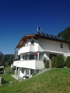ein Haus mit Sonnenkollektoren auf dem Dach in der Unterkunft Haus Gastl in Arzl im Pitztal