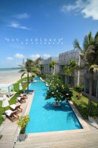 a swimming pool at a resort with a beach at Bari Lamai Resort in Ban Phe