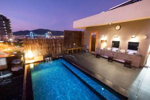 Bazén v ubytování Azumaya Hotel Da Nang nebo v jeho okolí