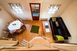 Zimmer im Dachgeschoss mit Holzböden und Fenstern in der Unterkunft Geysir Hestar in Haukadalur