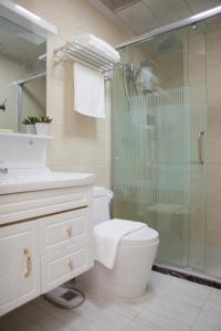 Et badeværelse på One El Nido Suite