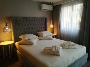 
a hotel room with a bed and two lamps at Hostel Gaia Porto in Vila Nova de Gaia
