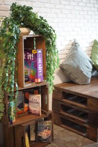 una habitación con un banco y una corona verde en Krit Hostel, en Bangkok