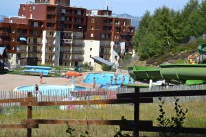 - un parc aquatique avec une piscine et un bateau dans l'établissement VVF Les 7 Laux Massif de Belledonne, à Prapoutel